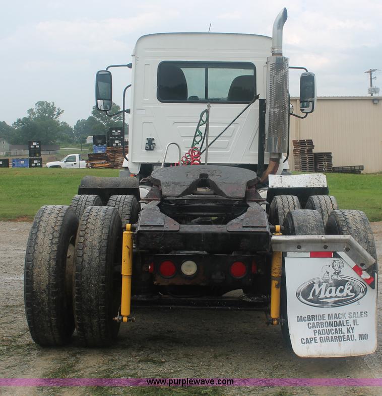 image for item I7897 2000 Mack CX613 Vision 460 semi truck