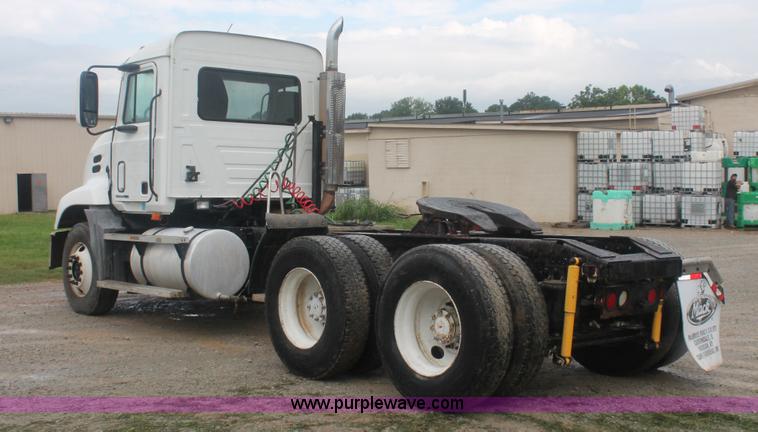 image for item I7897 2000 Mack CX613 Vision 460 semi truck