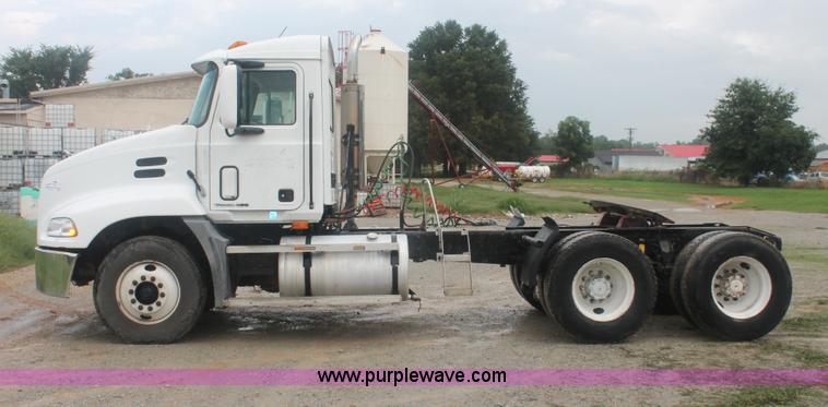 image for item I7897 2000 Mack CX613 Vision 460 semi truck