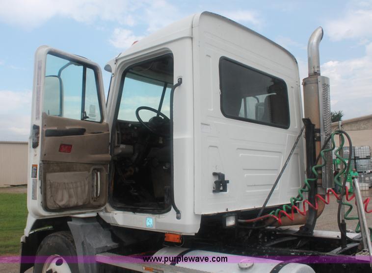 image for item I7897 2000 Mack CX613 Vision 460 semi truck