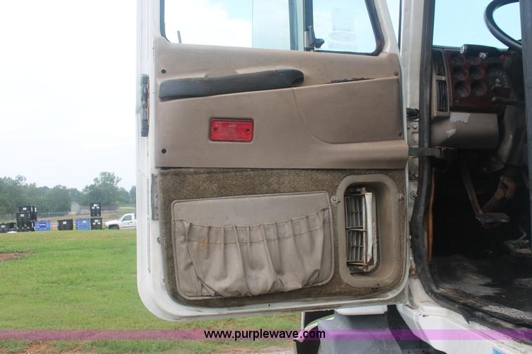 image for item I7897 2000 Mack CX613 Vision 460 semi truck