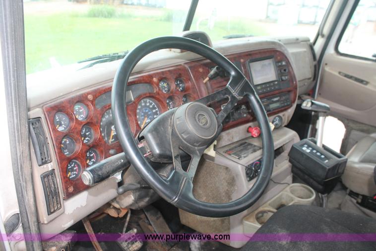 image for item I7897 2000 Mack CX613 Vision 460 semi truck