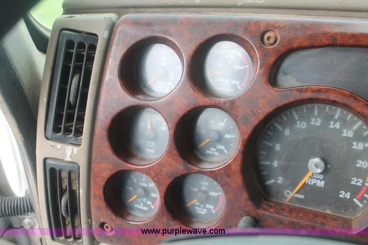 image for item I7897 2000 Mack CX613 Vision 460 semi truck