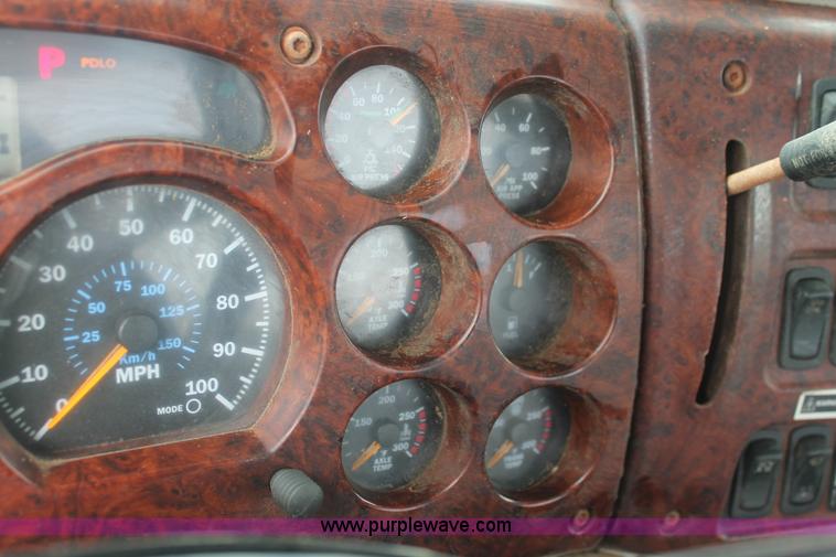 image for item I7897 2000 Mack CX613 Vision 460 semi truck