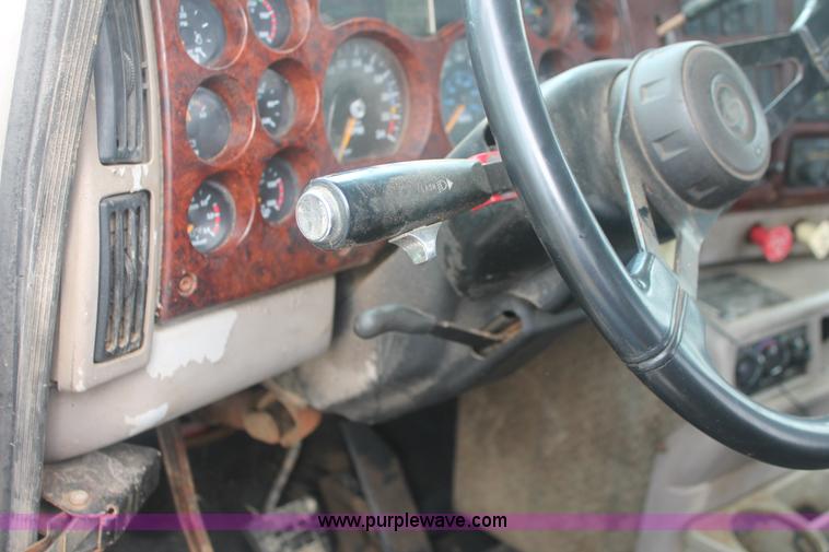 image for item I7897 2000 Mack CX613 Vision 460 semi truck