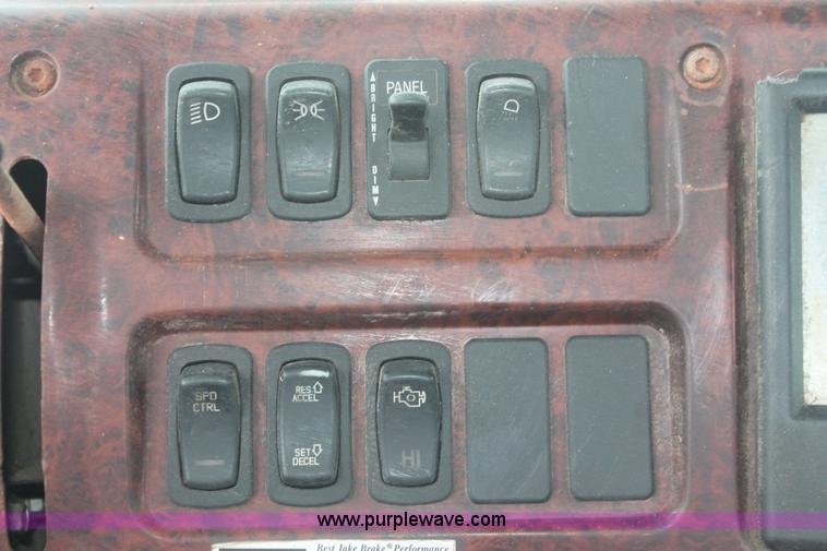 image for item I7897 2000 Mack CX613 Vision 460 semi truck