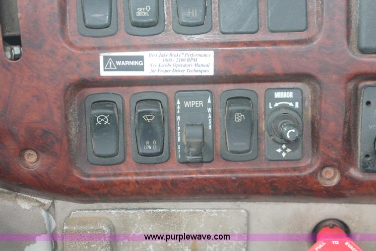 image for item I7897 2000 Mack CX613 Vision 460 semi truck