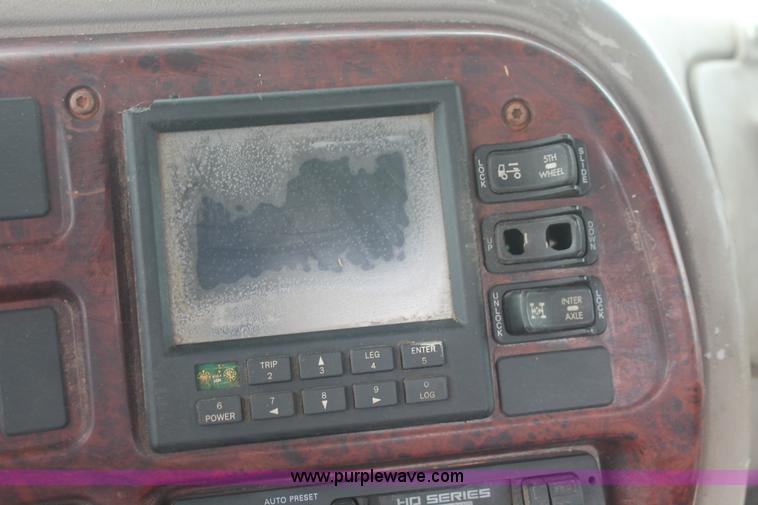 image for item I7897 2000 Mack CX613 Vision 460 semi truck