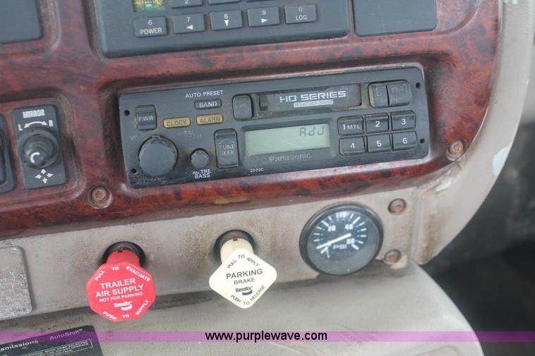 image for item I7897 2000 Mack CX613 Vision 460 semi truck