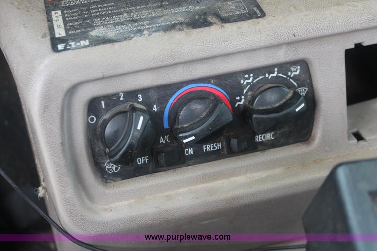 image for item I7897 2000 Mack CX613 Vision 460 semi truck