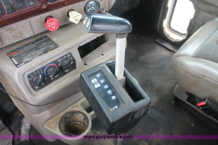 image for item I7897 2000 Mack CX613 Vision 460 semi truck