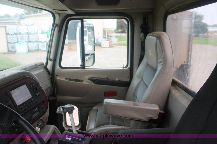 image for item I7897 2000 Mack CX613 Vision 460 semi truck