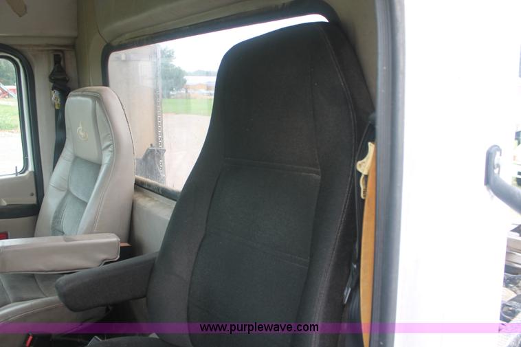 image for item I7897 2000 Mack CX613 Vision 460 semi truck