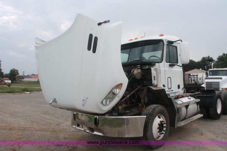 image for item I7897 2000 Mack CX613 Vision 460 semi truck