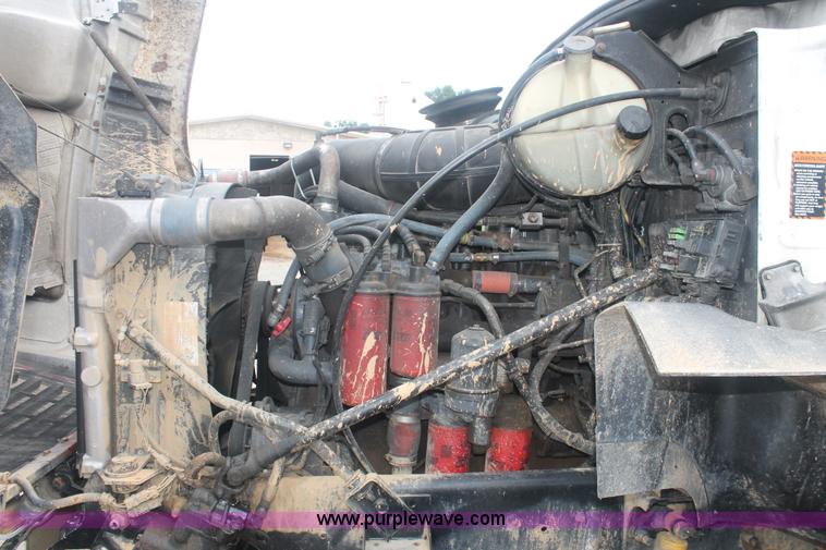 image for item I7897 2000 Mack CX613 Vision 460 semi truck