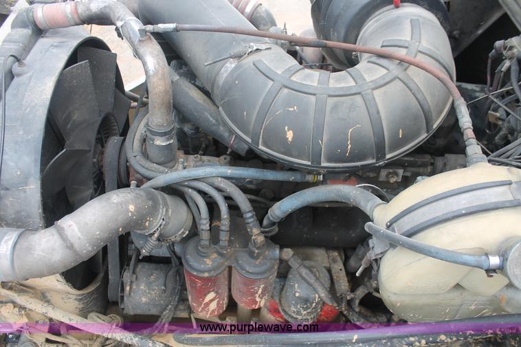 image for item I7897 2000 Mack CX613 Vision 460 semi truck