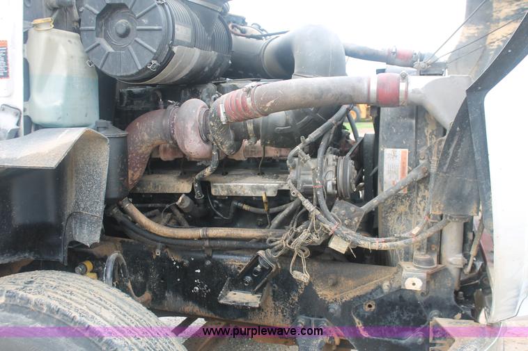 image for item I7897 2000 Mack CX613 Vision 460 semi truck