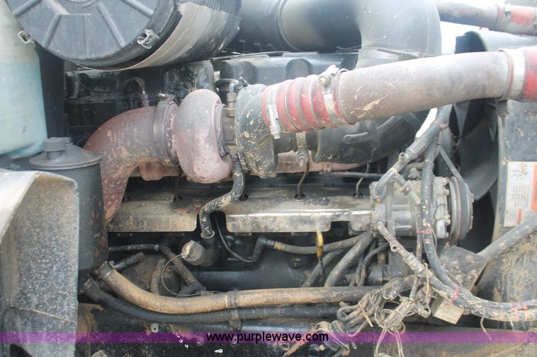 image for item I7897 2000 Mack CX613 Vision 460 semi truck