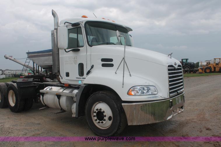 image for item I7897 2000 Mack CX613 Vision 460 semi truck