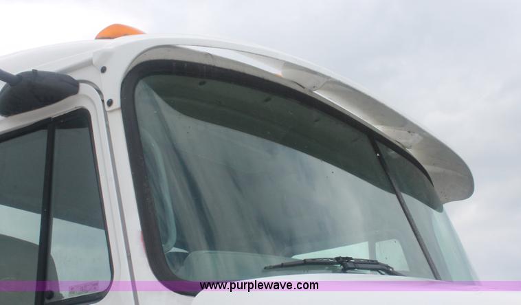 image for item I7897 2000 Mack CX613 Vision 460 semi truck