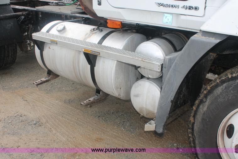 image for item I7897 2000 Mack CX613 Vision 460 semi truck