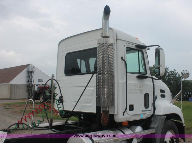 image for item I7897 2000 Mack CX613 Vision 460 semi truck