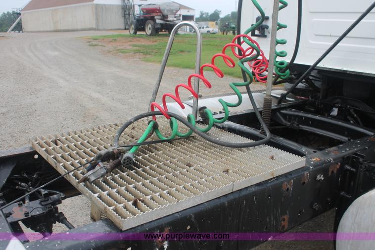 image for item I7897 2000 Mack CX613 Vision 460 semi truck