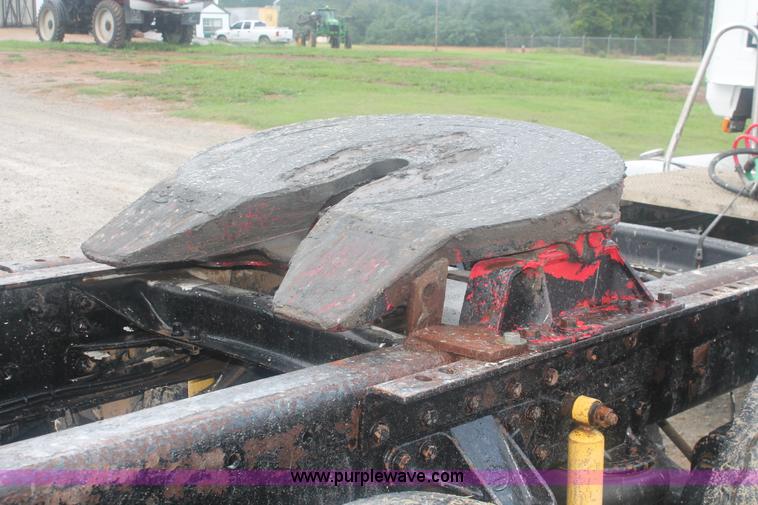 image for item I7897 2000 Mack CX613 Vision 460 semi truck