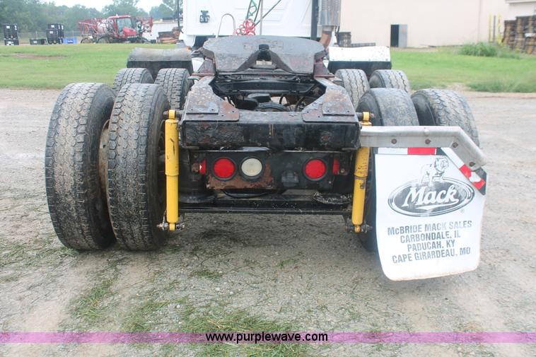 image for item I7897 2000 Mack CX613 Vision 460 semi truck