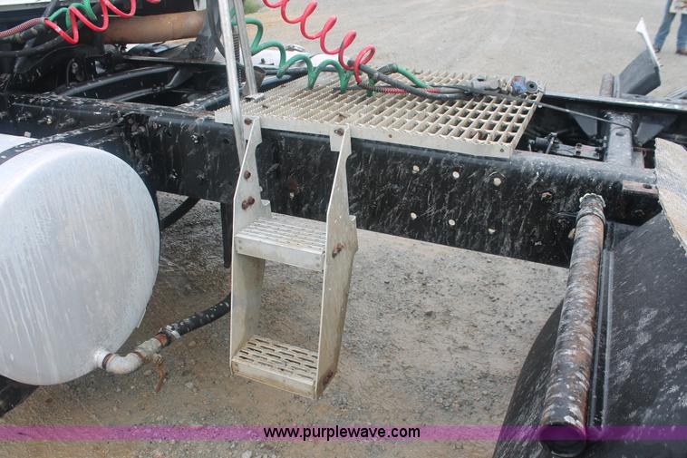 image for item I7897 2000 Mack CX613 Vision 460 semi truck