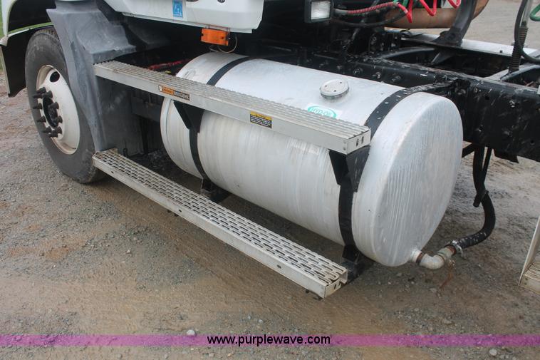 image for item I7897 2000 Mack CX613 Vision 460 semi truck