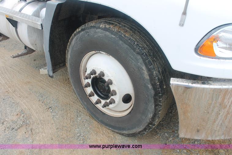 image for item I7897 2000 Mack CX613 Vision 460 semi truck