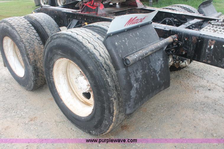 image for item I7897 2000 Mack CX613 Vision 460 semi truck