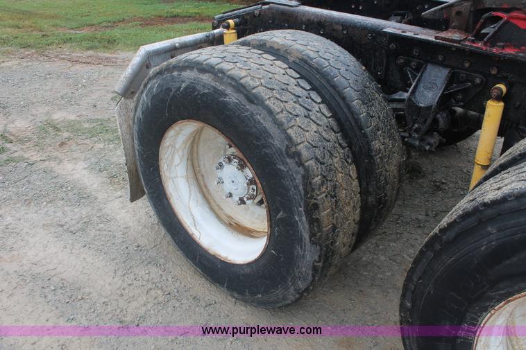 image for item I7897 2000 Mack CX613 Vision 460 semi truck