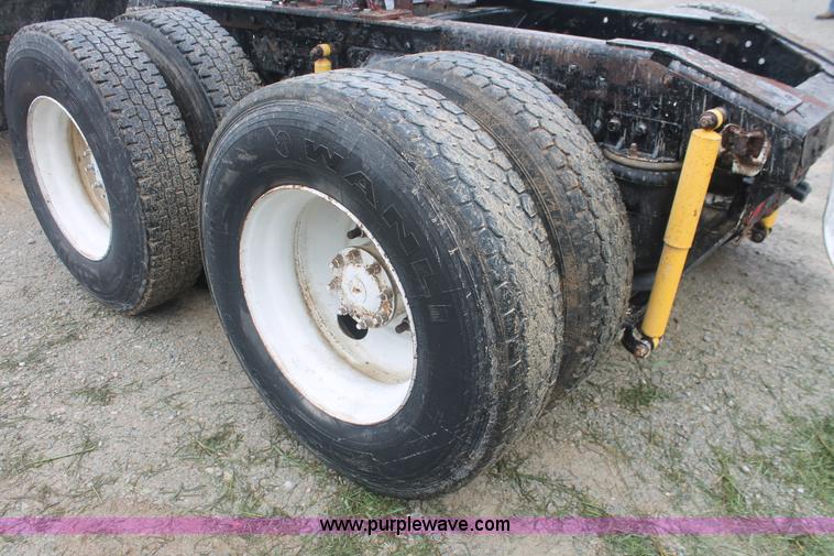 image for item I7897 2000 Mack CX613 Vision 460 semi truck