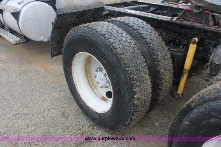 image for item I7897 2000 Mack CX613 Vision 460 semi truck