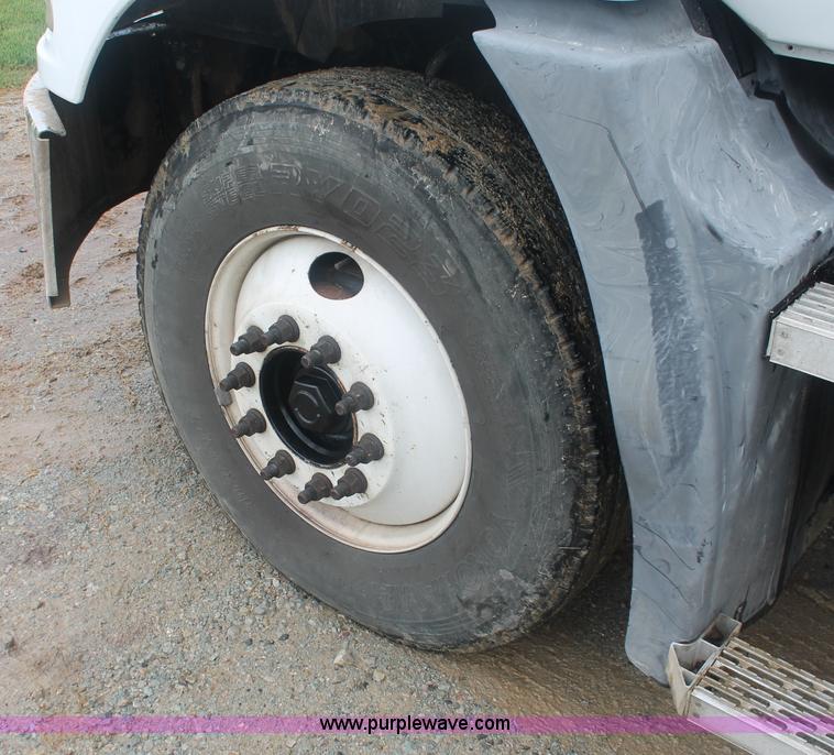 image for item I7897 2000 Mack CX613 Vision 460 semi truck