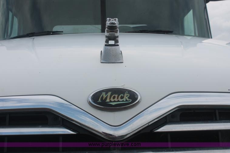 image for item I7897 2000 Mack CX613 Vision 460 semi truck