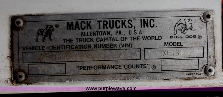 image for item I7897 2000 Mack CX613 Vision 460 semi truck