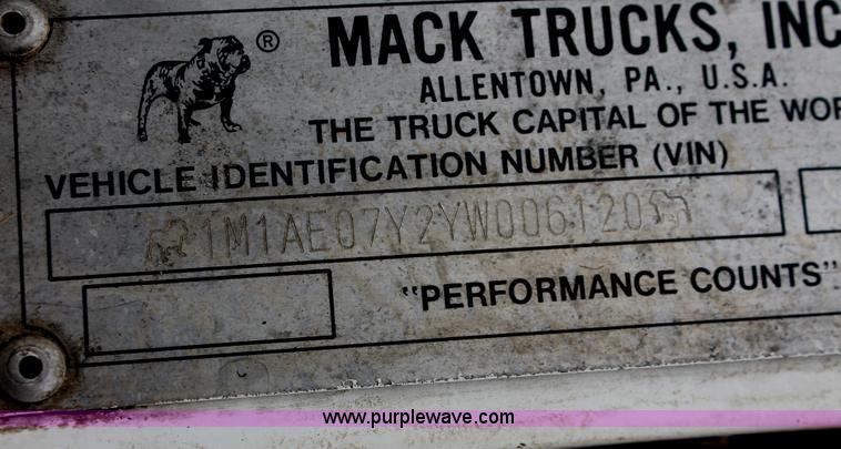 image for item I7897 2000 Mack CX613 Vision 460 semi truck