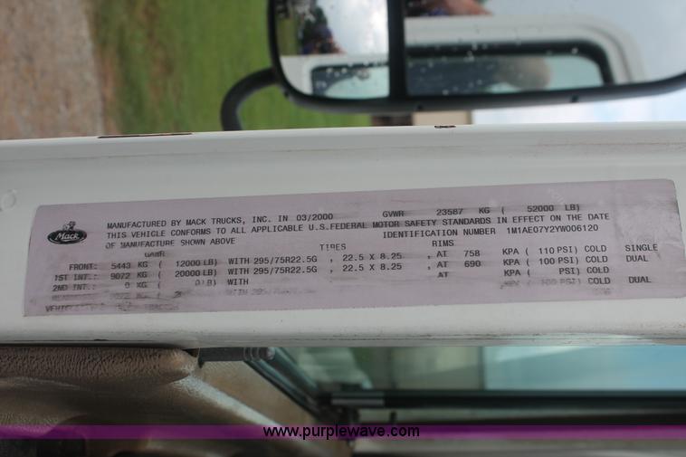 image for item I7897 2000 Mack CX613 Vision 460 semi truck