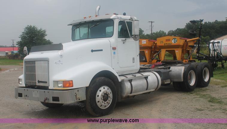 image for item I7898 1993 International 9400 semi truck