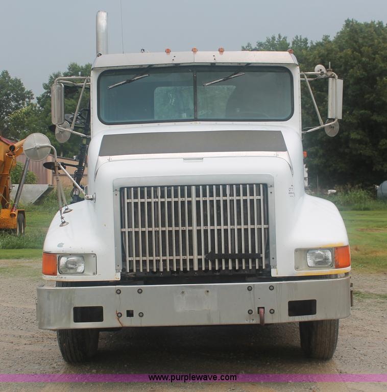 image for item I7898 1993 International 9400 semi truck