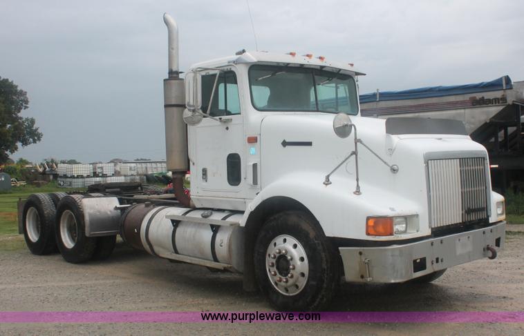 image for item I7898 1993 International 9400 semi truck