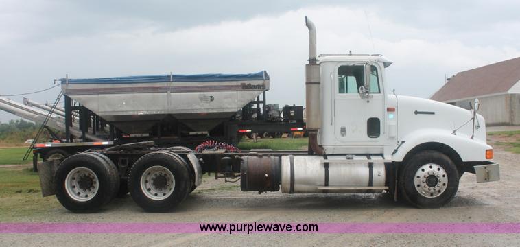 image for item I7898 1993 International 9400 semi truck