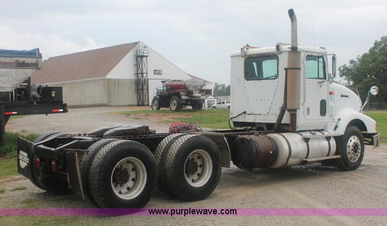 image for item I7898 1993 International 9400 semi truck