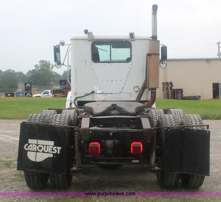 image for item I7898 1993 International 9400 semi truck