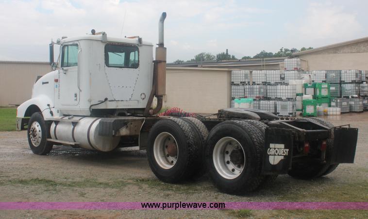 image for item I7898 1993 International 9400 semi truck