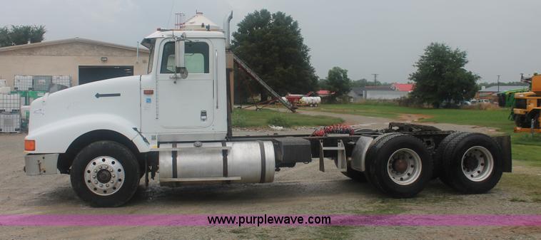 image for item I7898 1993 International 9400 semi truck