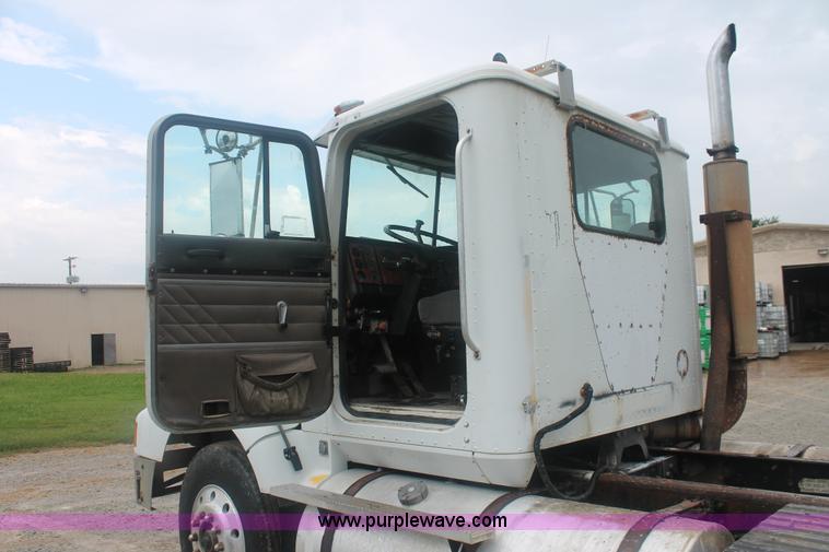 image for item I7898 1993 International 9400 semi truck